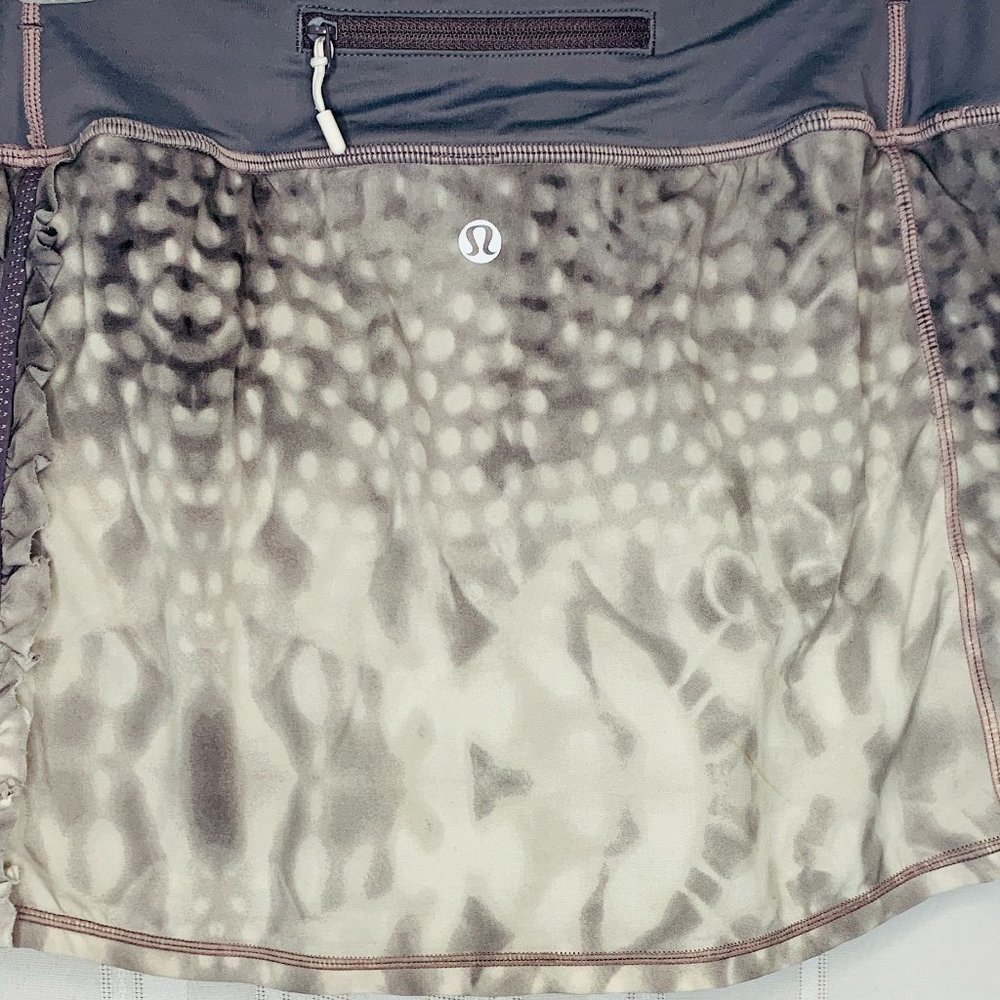 Lululemon Unique Ruffle Wrap Gray Cream skort 8